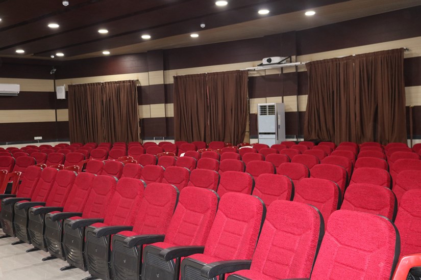 ظرفیت تالار سینما فردوسی دانشگاه آزاد اسلامی برای تماشای بازی بین تیم های فوتبال ایران و پرتغال تکمیل شد