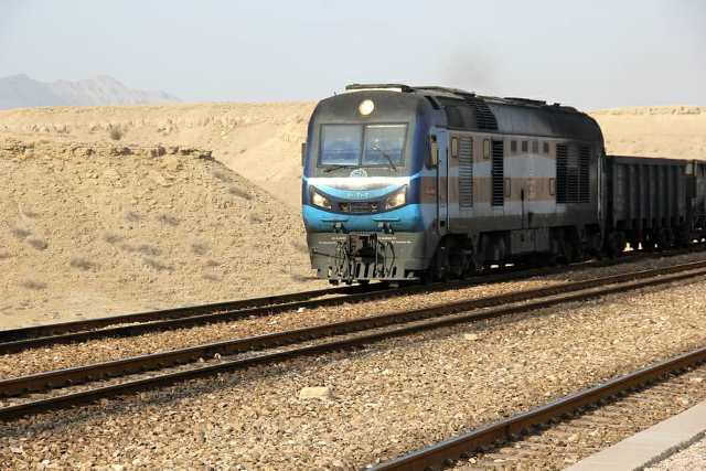 توقف قطار مشهد ، تهران و اصفهان در ایستگاه درز وسایبان لارستان صورت می گیرد