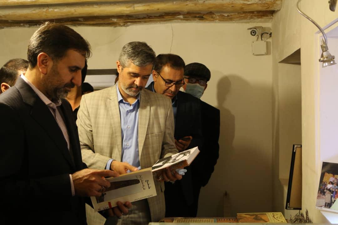  فرمانداران و همراهان شهرستان های لارستان، خنج، گراش و اوز از نگارخانه شریف اوز بازدید کردند