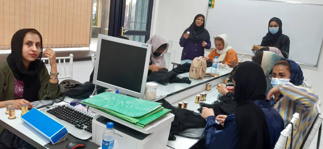 برگزاری کارگاه آموزشی خوس زنی روی تور در مرکز نیکوکاری کارآفرینی خاتم الانبیاء شهر اوز