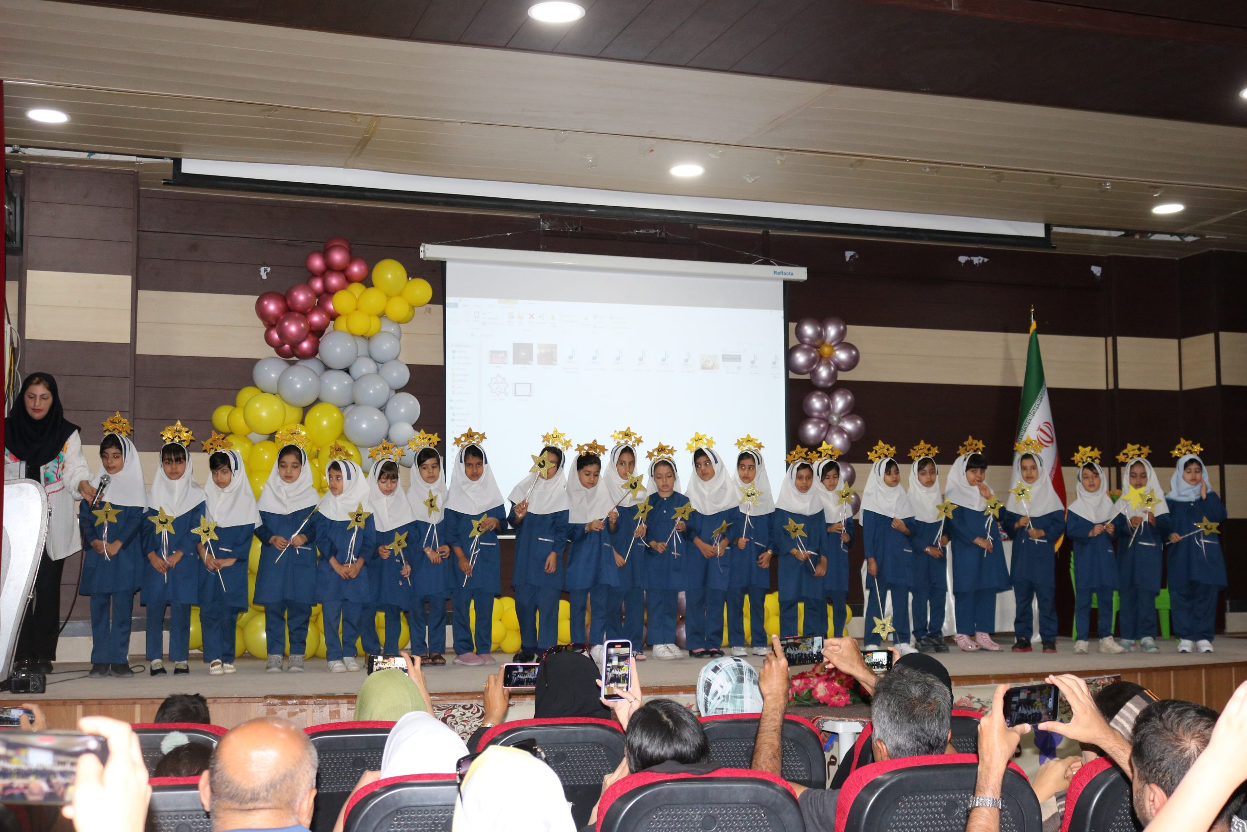 آموزشگاه مهر و ماه کرانی اوز جشن الفبا را در تالار دانشگاه آزاد اوز برگزار کرد